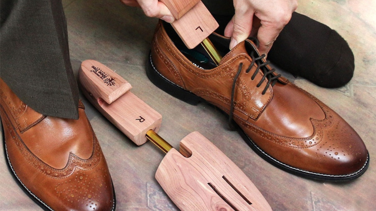 Shoe tree giúp giảm vết nhăn trên giày