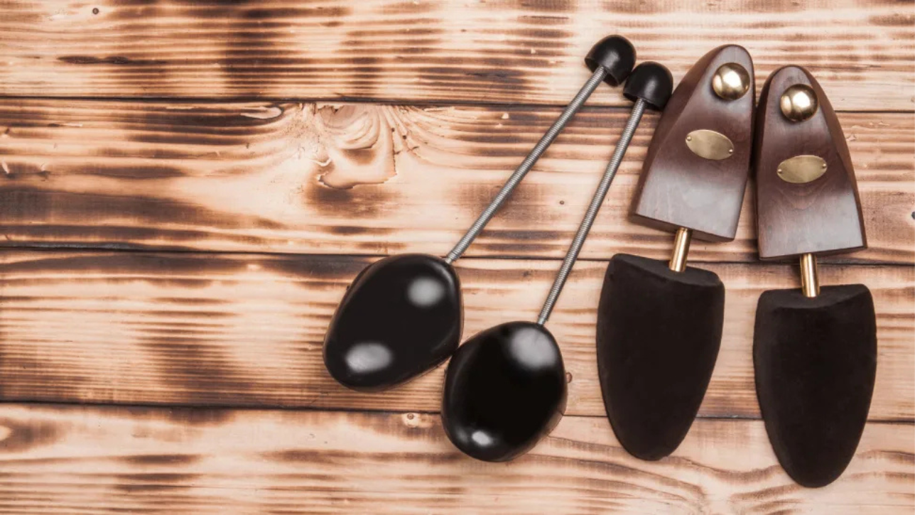 Shoe tree là trợ thủ chăm sóc giày