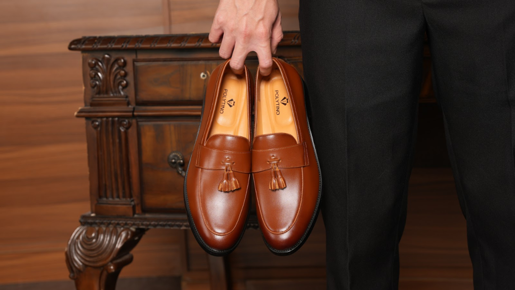 Giày da từ lâu đã trở thành biểu tượng của phong cách và sự tinh tế trong thời trang nam giới. Một đôi giày da không chỉ giúp tôn lên vẻ lịch lãm, chuyên nghiệp mà còn thể hiện gu thẩm mỹ của người mang. Tuy nhiên, không phải ai cũng biết cách chọn giày sao cho vừa chân, thoải mái và phù hợp với từng hoàn cảnh. Việc chọn sai kích cỡ hoặc chất liệu có thể khiến bạn bị đau chân, phồng rộp hoặc thậm chí ảnh hưởng đến dáng đi. Nếu bạn đang tìm kiếm một đôi giày da hoàn hảo, vừa vặn như “đo ni đóng giày”, bài viết này sẽ bật mí 10 bí quyết vàng giúp bạn chọn giày da nam vừa chân và thoải mái nhất, dù là để đi làm, đi chơi hay dự sự kiện sang trọng. 1. Xác định đúng kích thước chân của bạn Trước khi mua giày, điều quan trọng nhất là đo chính xác kích thước bàn chân. Bạn nên đo vào buổi chiều, khi chân nở ra sau một ngày di chuyển – đây là thời điểm kích thước chân gần sát với thực tế nhất. Hãy dùng thước đo chiều dài từ gót đến ngón dài nhất và chiều rộng phần bàn chân. So sánh số đo này với bảng size giày chuẩn (EU, US hoặc UK) để chọn đúng kích cỡ. Lưu ý: mỗi thương hiệu giày có thể chênh lệch nhẹ về size, vì vậy hãy thử trực tiếp nếu có thể hoặc đọc kỹ bảng quy đổi của hãng. 2. Thử giày đúng cách – đừng chỉ ướm đại Khi thử giày, bạn nên mang cùng loại tất mà mình thường sử dụng hằng ngày. Đứng lên và đi vài bước để cảm nhận độ ôm chân, độ ma sát và độ linh hoạt của đế. Một đôi giày vừa vặn là khi phần mũi có khoảng hở khoảng 1cm giữa ngón chân cái và mũi giày, phần gót ôm nhẹ nhưng không siết chặt, và không bị trượt khi bước đi. Đừng chọn giày “vừa khít” với hy vọng sẽ giãn ra theo thời gian — giày da thật có thể mềm hơn sau khi mang, nhưng không thay đổi kích thước đáng kể. 3. Chọn chất liệu da thật để tăng độ thoải mái Chất liệu là yếu tố quyết định đến độ bền và cảm giác khi mang. Da thật (Full-grain, Top-grain hoặc Nubuck) có khả năng co giãn nhẹ, thoáng khí và ôm chân tự nhiên hơn so với da tổng hợp. Giày da thật còn có ưu điểm là càng mang càng mềm, bề mặt bóng đẹp hơn theo thời gian. Nếu bạn muốn giày bền, không gây bí chân và thoáng khí, hãy ưu tiên da thật thay vì các loại da công nghiệp. 4. Lựa chọn kiểu dáng phù hợp với hình dáng bàn chân Không phải kiểu giày da nào cũng phù hợp với mọi dáng chân. Nếu bạn có bàn chân rộng, nên chọn giày mũi tròn (Round toe) hoặc mũi vuông để tạo không gian thoải mái. Với chân nhỏ hoặc dài, giày mũi nhọn nhẹ sẽ giúp cân đối tổng thể. Nếu có mu bàn chân cao, tránh chọn kiểu giày ôm sát như Oxford cổ điển mà nên chọn Derby hoặc Loafer – chúng linh hoạt và dễ chịu hơn. Hiểu rõ dáng chân giúp bạn chọn được kiểu giày vừa vặn, không bị chật hay gây đau. 5. Kiểm tra phần lót và đệm bên trong Một đôi giày da tốt không chỉ đẹp ở bên ngoài mà còn thoải mái từ bên trong. Phần lót giày nên được làm từ da hoặc chất liệu mềm thoáng khí, có khả năng hút ẩm. Lớp đệm gót chân và đệm lòng bàn chân giúp giảm áp lực, hỗ trợ di chuyển cả ngày dài mà không đau mỏi. Khi thử giày, bạn nên để ý xem đệm có bị cứng, phồng hay trượt không — vì đó là yếu tố ảnh hưởng trực tiếp đến trải nghiệm mang giày. 6. Quan tâm đến độ cao của đế và độ bám Đế giày quyết định cảm giác khi bước đi. Một đôi giày da có độ cao gót từ 2–3 cm là lý tưởng cho dáng đứng tự nhiên, không gây áp lực lên cột sống. Ngoài ra, hãy chọn đế cao su hoặc da có rãnh chống trượt, đảm bảo an toàn khi di chuyển trên sàn trơn hoặc trong điều kiện ẩm ướt. Nếu bạn thường xuyên phải đi lại nhiều, giày đế cao su mềm sẽ giúp giảm sốc và êm ái hơn đáng kể. 7. Ưu tiên thiết kế có khả năng thoáng khí Một trong những nguyên nhân khiến giày da dễ gây khó chịu là bí hơi, đổ mồ hôi chân. Vì vậy, khi chọn giày, hãy chú ý đến các chi tiết như lỗ thoáng khí nhỏ, lớp lót thoáng hoặc chất liệu da có cấu trúc mềm và hút ẩm tốt. Một đôi giày da thoáng khí không chỉ giúp chân khô ráo suốt ngày mà còn hạn chế mùi khó chịu và nấm da chân – vấn đề nhiều quý ông gặp phải khi đi giày kín thường xuyên. 8. Đừng quên yếu tố phong cách & hoàn cảnh sử dụng Sự thoải mái không chỉ đến từ cảm giác vật lý, mà còn từ sự tự tin khi bạn mang giày. Nếu bạn làm việc trong môi trường công sở, hãy chọn giày Oxford hoặc Derby thanh lịch, dễ phối với vest hoặc quần âu. Còn nếu bạn thích sự năng động, giày Loafer hoặc Monk Strap sẽ là lựa chọn vừa tiện lợi vừa phong cách. Chọn đúng kiểu giày cho từng dịp không chỉ giúp bạn thấy thoải mái mà còn thể hiện sự tinh tế trong gu thẩm mỹ. 9. Thử giày cả hai chân – vì không ai có hai bàn chân giống hệt nhau Một lỗi phổ biến mà nhiều người mắc phải là chỉ thử giày một bên chân. Trên thực tế, đa số chúng ta có một bàn chân to hơn hoặc dài hơn bên còn lại. Hãy thử giày ở cả hai chân, đứng lên, bước đi, xoay người để cảm nhận độ cân đối. Nếu có sự chênh lệch nhỏ, hãy chọn đôi giày vừa với chân to hơn để đảm bảo không bị đau hoặc bó chặt. 10. Bảo dưỡng định kỳ để giữ dáng và độ mềm của giày Một đôi giày da, dù được chọn kỹ lưỡng, vẫn cần được chăm sóc đúng cách để duy trì sự êm ái và độ bền. Dùng xi dưỡng hoặc kem dưỡng da giày định kỳ để da không bị khô, nứt. Sau khi đi, nên dùng shoe tree (khuôn giữ form) để giày giữ được hình dáng ban đầu. Tránh để giày ở nơi ẩm ướt hoặc phơi nắng trực tiếp. Giữ giày trong tình trạng tốt cũng giúp chân bạn thoải mái hơn mỗi khi xỏ vào, vì da luôn mềm mại và ôm vừa chân. Một đôi giày da hoàn hảo không chỉ là phụ kiện thời trang mà còn là “người bạn đồng hành” giúp phái mạnh tự tin trong từng bước đi. Việc lựa chọn đúng đôi giày vừa chân, êm ái và chất lượng chính là sự đầu tư thông minh cho phong cách và sức khỏe của bạn. Hy vọng với 10 bí quyết chọn giày da nam vừa chân & thoải mái ở trên, bạn có thể dễ dàng tìm được đôi giày phù hợp, mang lại cảm giác nhẹ nhàng dù di chuyển cả ngày dài. Hãy nhớ: giày đẹp chưa đủ – phải là giày vừa và thoải mái mới thật sự đáng sở hữu.