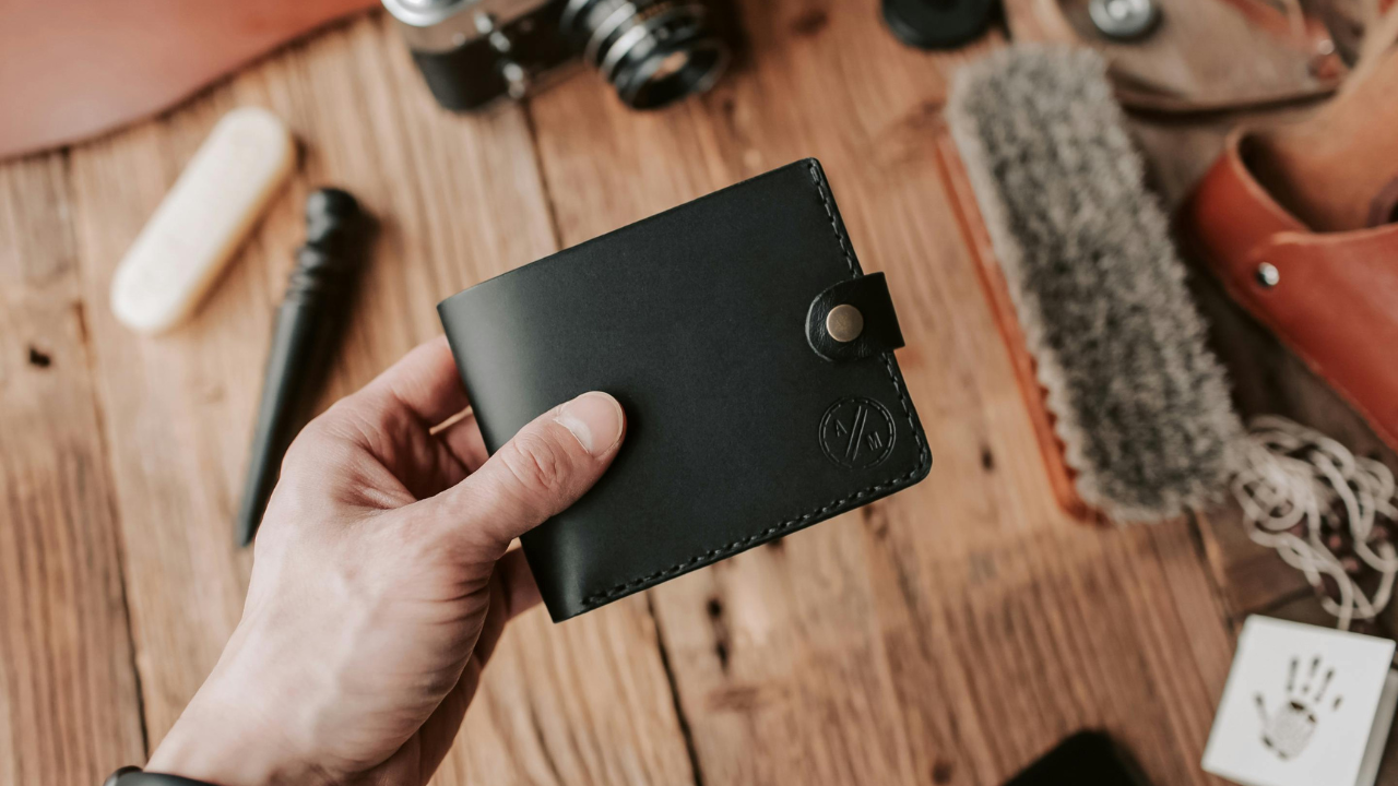 Cách bảo quản bóp da để luôn bền đẹp