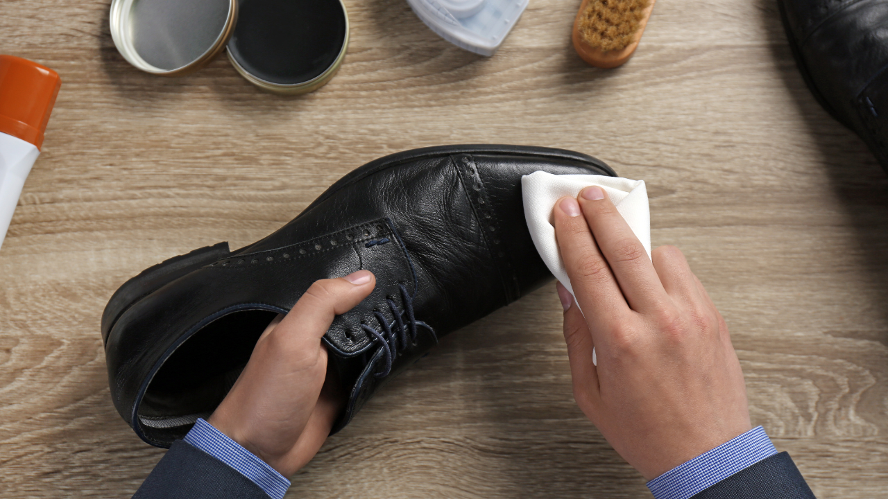 Cách làm sạch vết bẩn trên giày da nam