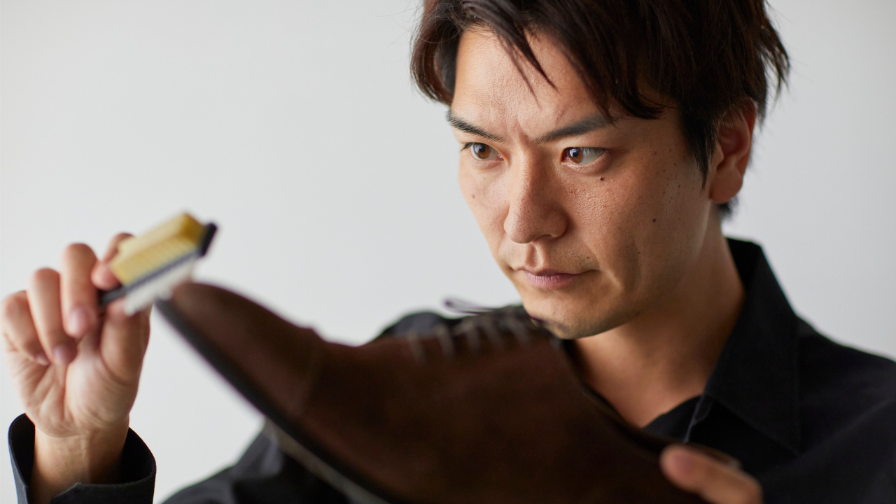 Vì sao giày da nam dễ bị bẩn và mốc?