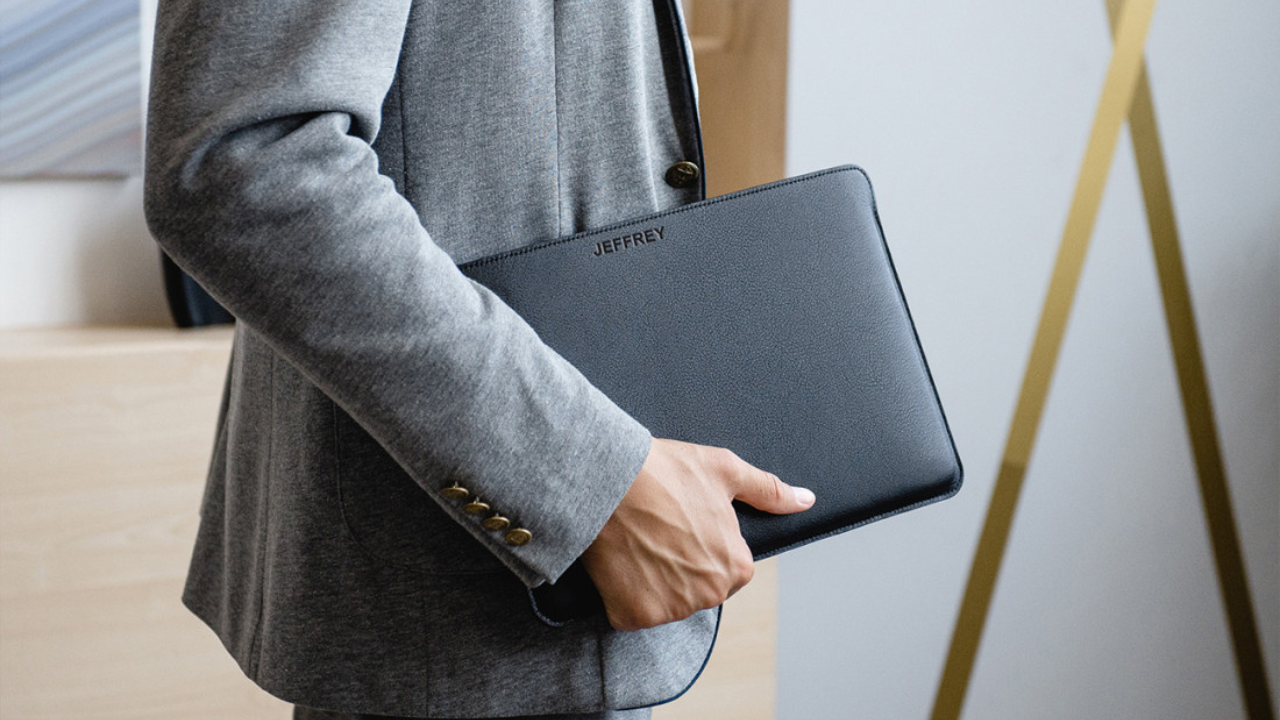 <center>Vai trò của các vật dụng không thể thiếu với nam công sở</center>