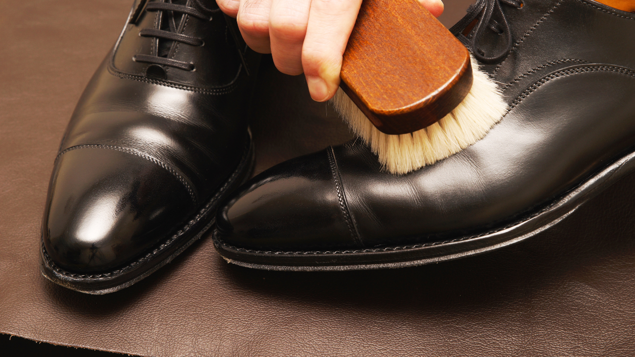 Lợi ích khi sử dụng dịch vụ vệ sinh giày da nam chuyên nghiệp