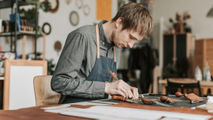 Quy Trình Sản Xuất Ví Da: Bí Quyết Tạo Nên Sản Phẩm Sang Trọng, Bền bỉ