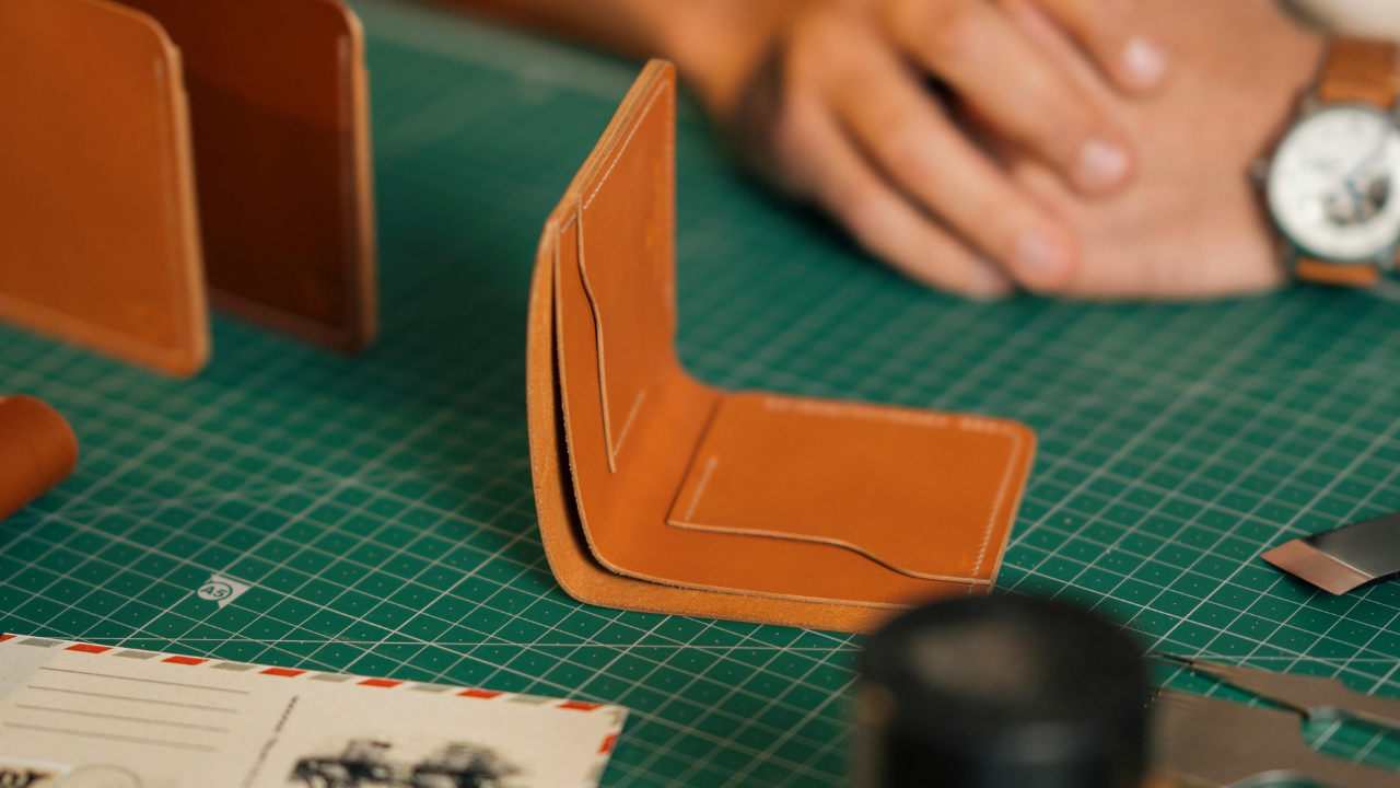 Vai trò của sản xuất ví da trong việc tạo ra sản phẩm chất lượng