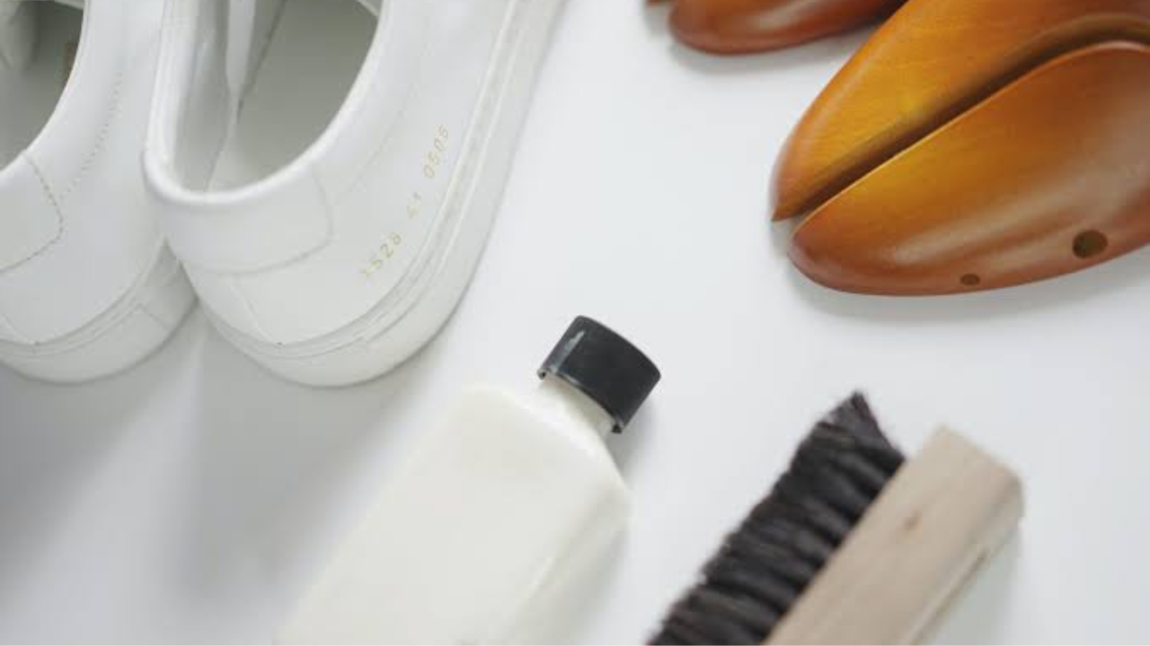 Cách hạn chế giày da trắng bị ố vàng và mốc