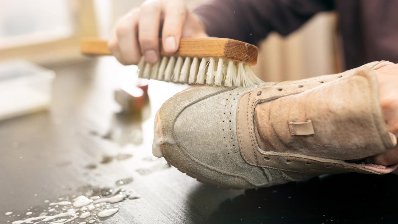Cách làm sạch giày da trắng bị mốc