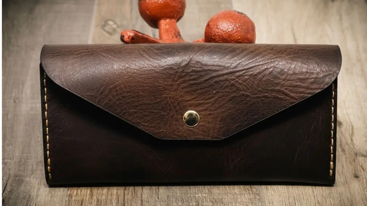  Cách phối đồ với ví cầm tay clutch nam
